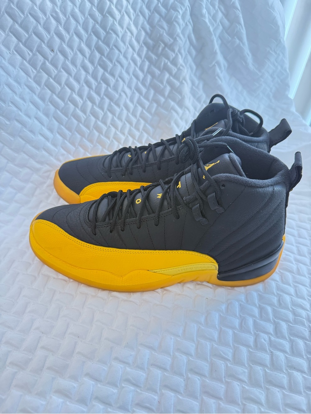“MENS SIZE 9” AUTHENTIC Jordan 12 Retro Black University Gold - Picture 2 of 6